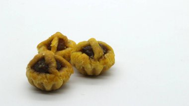 Beyaz arka planda izole ev yapımı nastar kurabiyeler