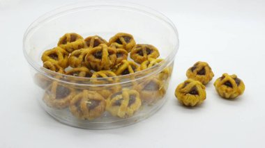 Beyaz arka planda izole ev yapımı nastar kurabiyeler