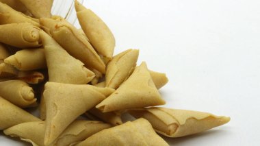 Beyaz arkaplanda samosa keki izole edilmiş.