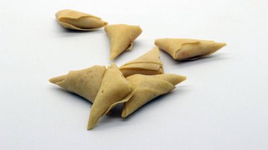 Beyaz arkaplanda samosa keki izole edilmiş.