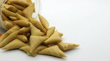 Beyaz arkaplanda samosa keki izole edilmiş.