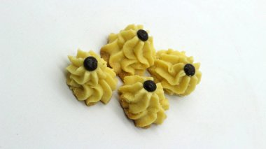 Beyaz arkaplanda reçel izole edilmiş Endonezya geleneksel pasta semprit