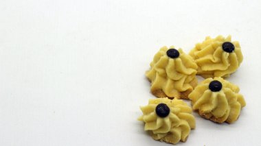 Beyaz arkaplanda reçel izole edilmiş Endonezya geleneksel pasta semprit