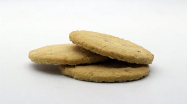 Beyaz arkaplanda izole edilmiş peynirli kurabiyeleri kapat