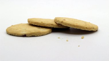 Beyaz arkaplanda izole edilmiş peynirli kurabiyeleri kapat