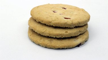 Beyaz arkaplanda izole edilmiş peynirli kurabiyeleri kapat