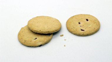 Beyaz arkaplanda izole edilmiş peynirli kurabiyeleri kapat