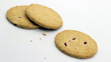 Beyaz arkaplanda izole edilmiş peynirli kurabiyeleri kapat