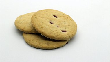 Beyaz arkaplanda izole edilmiş peynirli kurabiyeleri kapat