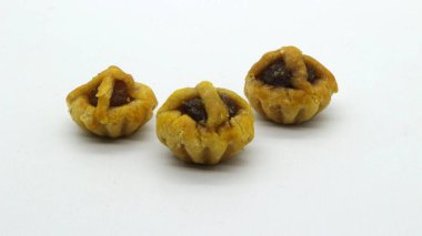 Beyaz arka planda izole ev yapımı nastar kurabiyeler