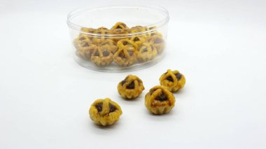 Beyaz arka planda izole ev yapımı nastar kurabiyeler