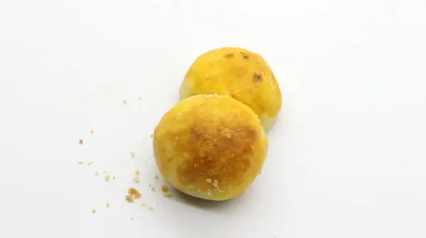 Beyaz arka planda izole ev yapımı nastar kurabiyeler