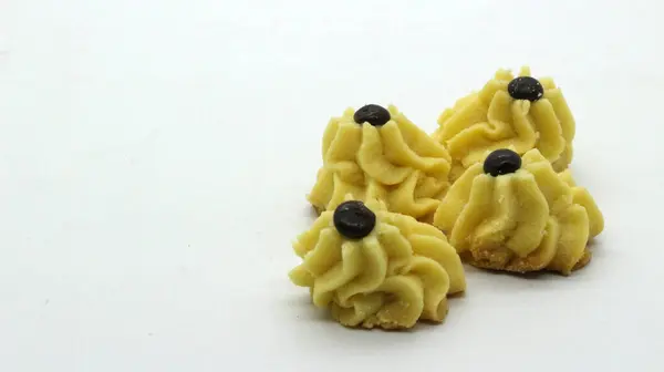 Beyaz arkaplanda reçel izole edilmiş Endonezya geleneksel pasta semprit