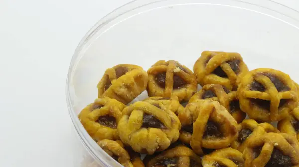 Beyaz arka planda izole ev yapımı nastar kurabiyeler