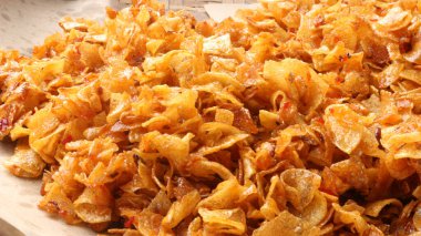 Endonezya 'dan geleneksel bir aperatif olan baharatlı Cassava cipslerine yakından bakın.