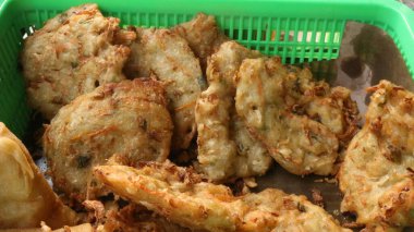 Kızarmış bakwan bol yağlı, geleneksel Endonezya yemekleri ile servis edilir.