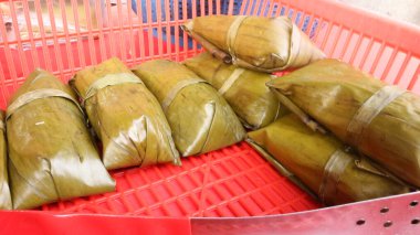 Buras tipik bir Endonezya yemeğidir. Pirinçten yapılır ve kırmızı bir sepete sarınır..