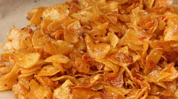 Endonezya 'dan geleneksel bir aperatif olan baharatlı Cassava cipslerine yakından bakın.