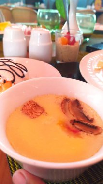 Beyaz tabakta servis edilen çeşitli otel tatlıları