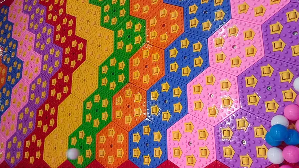 Oyun havuzunda renkli plastik toplar