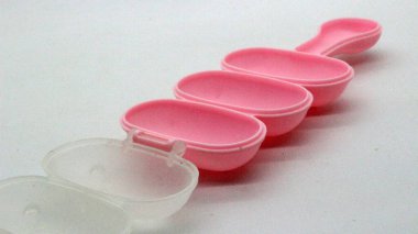 Bento pirinç topu kalıbı beyaz arkaplanda izole edildi