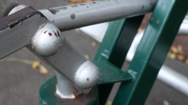 Oyun parkındaki demiri kapat.