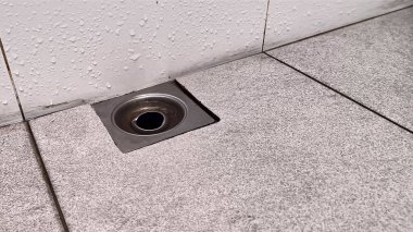 Banyoda paslanmaz çelik gideri var.