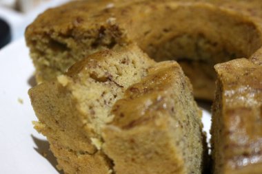 Tabakta dilimlenmiş lezzetli muzlu pasta.