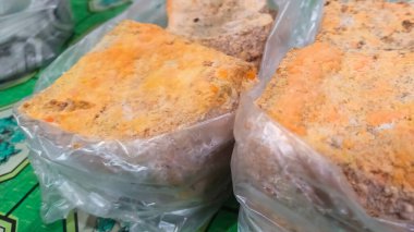 Oncom, geleneksel Endonezya pazarlarında satılan geleneksel bir mayalanmış gıda..