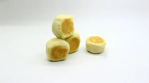 Bakpia jogja, geleneksel Endonezya yemekleri beyaz arka planda izole edilmiş