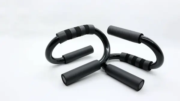 Beyaz arkaplanda izole edilmiş egzersiz için çubuğu yukarı it