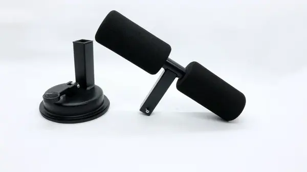 Spor aletleri beyaz arkaplanda izole bir şekilde oturur