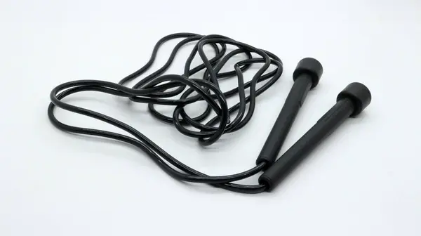 Beyaz arkaplanda izole edilmiş egzersiz için siyah ip atlama
