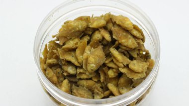 Küçük balıklardan yapılan abur cuburlar ya da kavanozdaki çıtır pipetler.