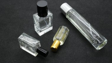 Siyah arka planda izole edilmiş cam parfüm şişesi