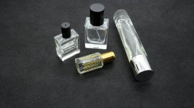 Siyah arka planda izole edilmiş cam parfüm şişesi