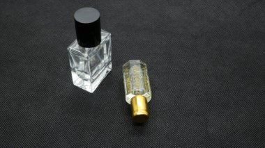 Siyah arka planda izole edilmiş cam parfüm şişesi