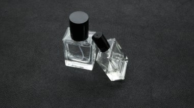 Siyah arka planda izole edilmiş cam parfüm şişesi