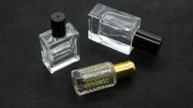 Siyah arka planda izole edilmiş cam parfüm şişesi