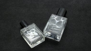 Siyah arka planda izole edilmiş cam parfüm şişesi