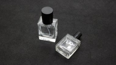 Siyah arka planda izole edilmiş cam parfüm şişesi