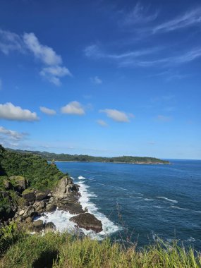 Tepenin tepesinden bulutlu güzel deniz manzarası