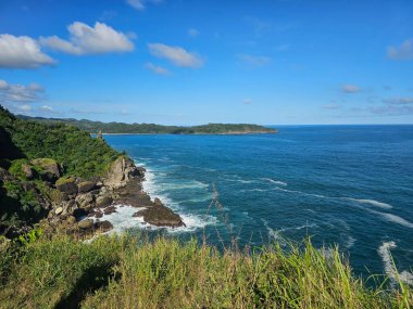 Tepenin tepesinden bulutlu güzel deniz manzarası