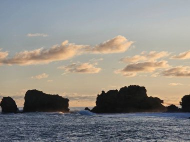 Siung Sahili Yogyakartası ve alacakaranlıkta büyük kayalar.