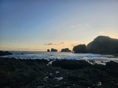 Siung Sahili Yogyakartası ve alacakaranlıkta büyük kayalar.
