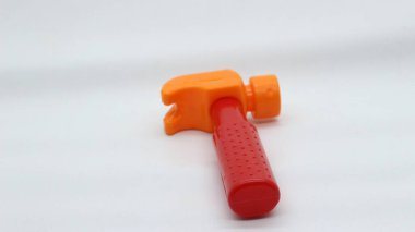 Turuncu çekiç beyaz arkaplanda izole edilmiş.