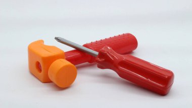 Oyuncak çekiç ve tornavida beyaz arkaplanda izole edildi