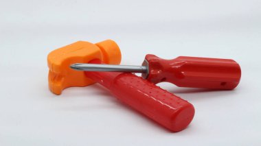 Oyuncak çekiç ve tornavida beyaz arkaplanda izole edildi