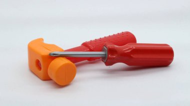 Oyuncak çekiç ve tornavida beyaz arkaplanda izole edildi