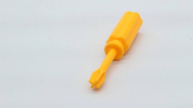 Beyaz arka planda izole tornavida oyuncak